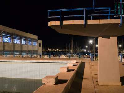 ...alle cui spalle vi � l�alto trampolino un tempo utilizzato per i tuffi ma oggi �vietato� perch� pericolante